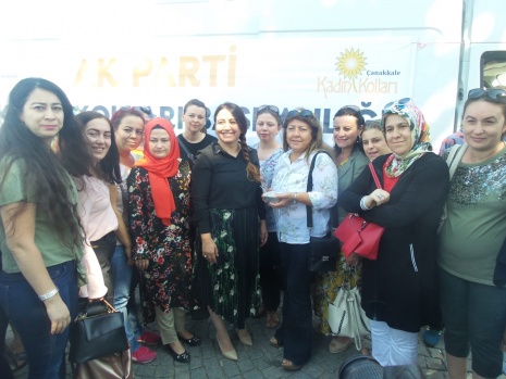 AK Partili kadınlar aşure dağıttı