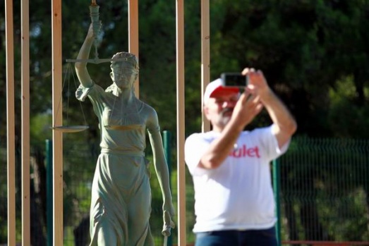 Kılıçdaroğlu, Adalet Anıtı’na tuğla koydu