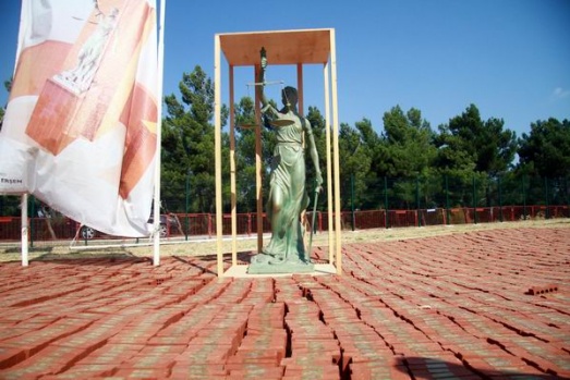 Kılıçdaroğlu, Adalet Anıtı’na tuğla koydu