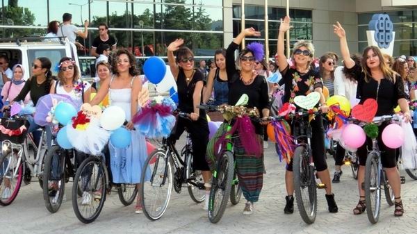 Kadınlar bisikletleriyle tur attı