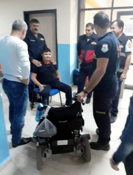 Okulda mahsur kalan engelli öğrencileri itfaiye kurtardı