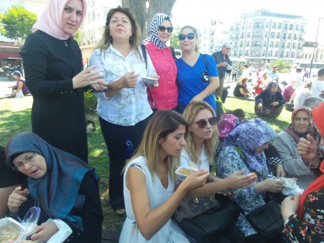 AK Partili kadınlar aşure dağıttı