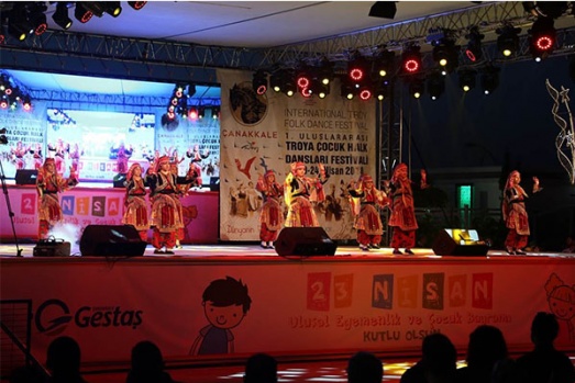 Troya Yılında, 1. Uluslararası Troya Çocuk Halk Dansları Festivali fırtınası esti