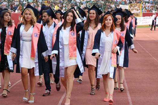 ÇOMÜ'de 9 bin öğrenci mezun oldu