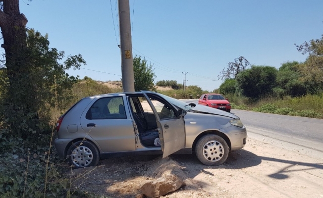 Antalya’da otomobil direğe çarptı: 1 yaralı