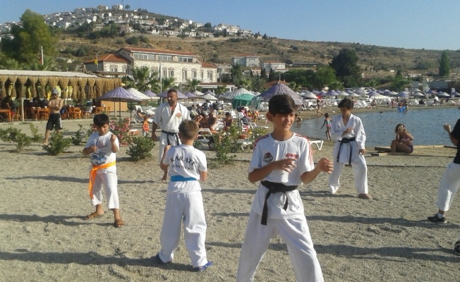 Karateciler denizde antrenman yaptı