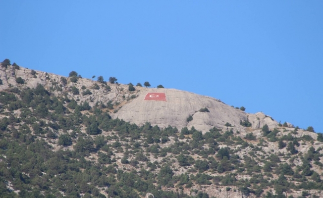 Hopka Dağı’na dev Türk Bayrağı