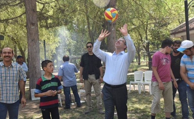 Vali Toraman, özel çocuklarla piknikte top oynadı