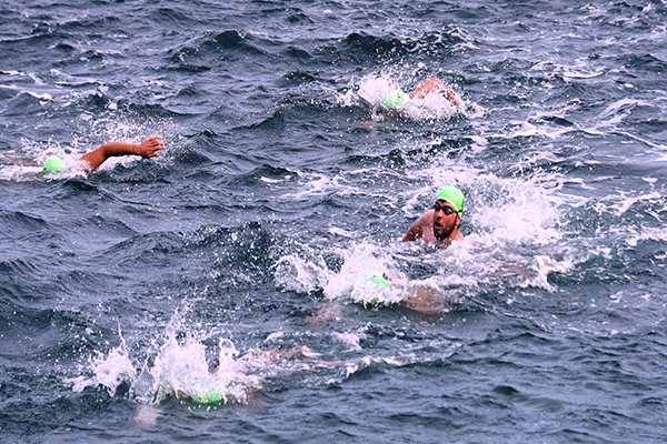 Yüzerek Çanakkale Boğazı'nı geçtiler