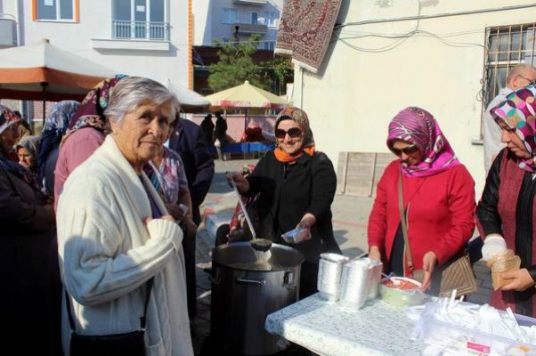 AK Partili kadınlardan aşure ikramı