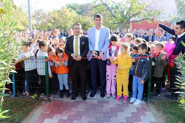 Başkan Arslan, Bayramiç´in en büyük parkını açtı