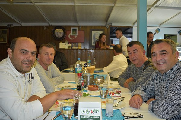 Faruk Vardar Arkadaşlarıyla Şarmaşık Restoran’da Eğlendi
