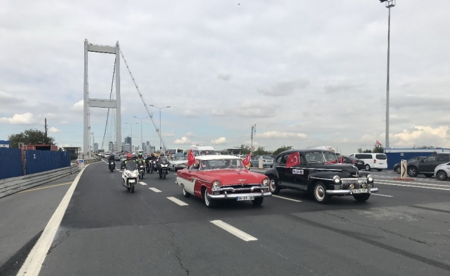 (Özel haber) Klasik otomobilciler 15 Temmuz Şehitler Köprüsü’nde “Cumhuriyet turu” yaptı