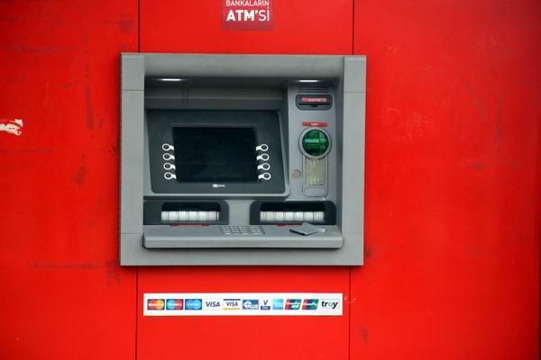 ATM’ye şifre kopyalamak için kamera düzeneği kurdular