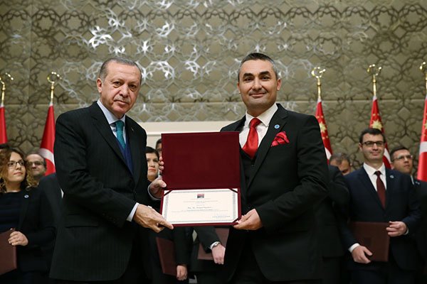 Ödülünü Cumhurbaşkanı Erdoğan’dan aldı