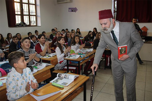 Sınıftan içeri 'Çat Kapı' Mehmet Akif Ersoy girdi