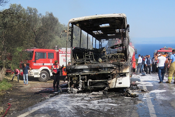 Anzakları taşıyan tur otobüsü yandı
