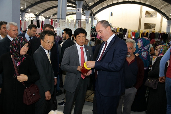 Japon Büyükelçi, salçanın tadına baktı