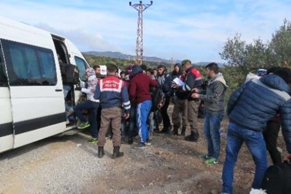 Lapseki’de 38 kaçak göçmen yakalandı