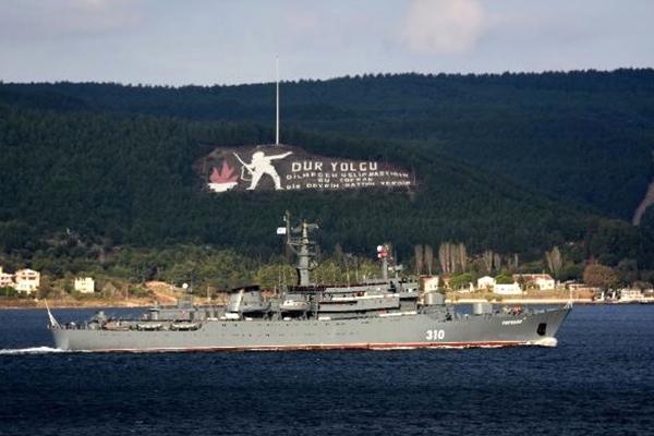 Rus Savaş Gemisi Çanakkale Boğazı’ndan geçti