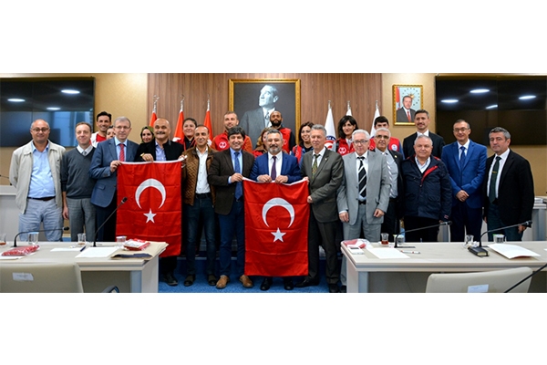 Senato Üyelerine Türk Bayrağı