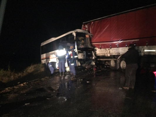 Çanakkale'de öğrenci servisi ile kamyon çarpıştı: 15 yaralı
