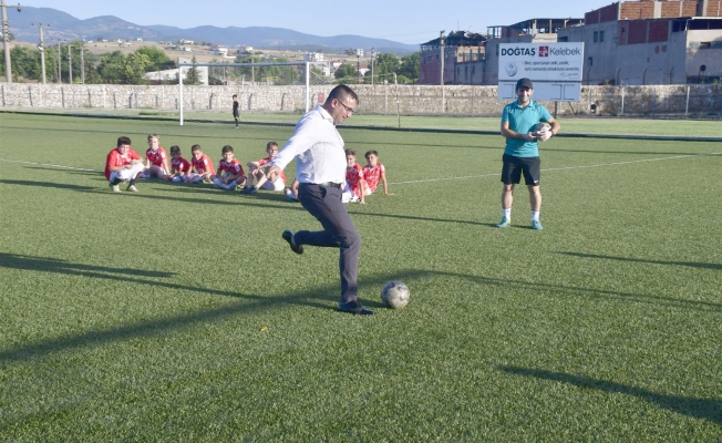 Başkan Erdoğan miniklerle futbol oynadı