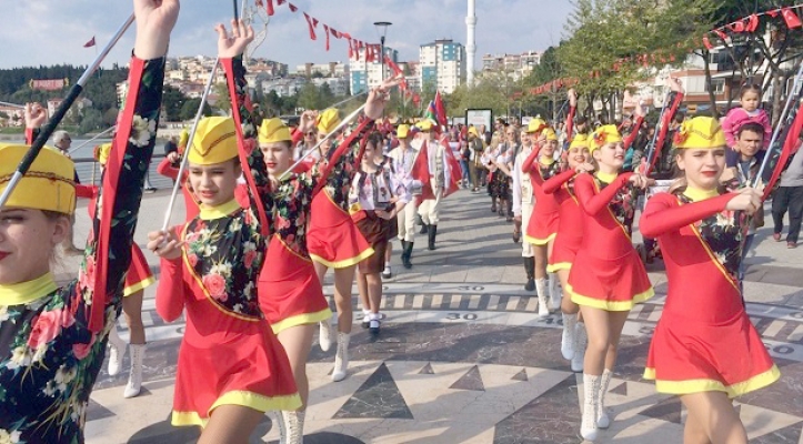  Tro­ya Halk Dans­la­rı Fes­ti­va­li il­gi gör­dü 