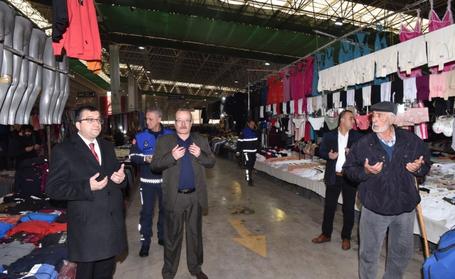 Başkan Bülent Öz, haftaya pazar esnafını ziyaret ederek başladı