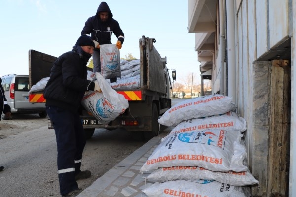 Gelibolu Belediyesi’nden 86 tonluk yardım