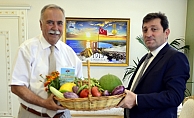 Başkan Gökhan, Vali Tavlı'ya tohum sandığı ürünlerini sundu…