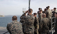 Amerikan Askerleri 'Dur Yolcu'ya dürbünle baktı
