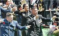 Yeni Zelanda askerleri atalarını haka dansıyla andı