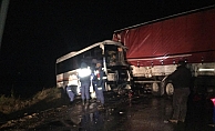 Çanakkale'de öğrenci servisi ile kamyon çarpıştı: 15 yaralı
